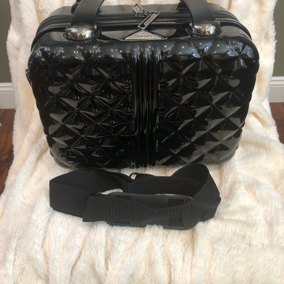 Triforce Handbags - Triforce Beauty Case Black With Strap